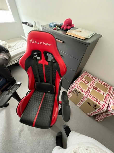 Photo of free Desk and chair for gaming (Hounslow buss station) #1