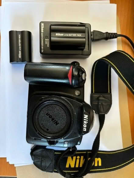 Photo of free Nikon D50 (needs repair) plus two Nikon batteries/charger (Monkland HR6) #2