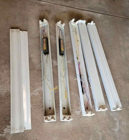 Photo of free Fluorescent strip lights (Near Mississippi and Dayton) #1