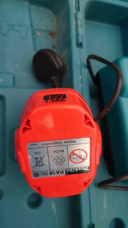 Photo of free Makita 18v charger, battery and box (Purley CR8) #2