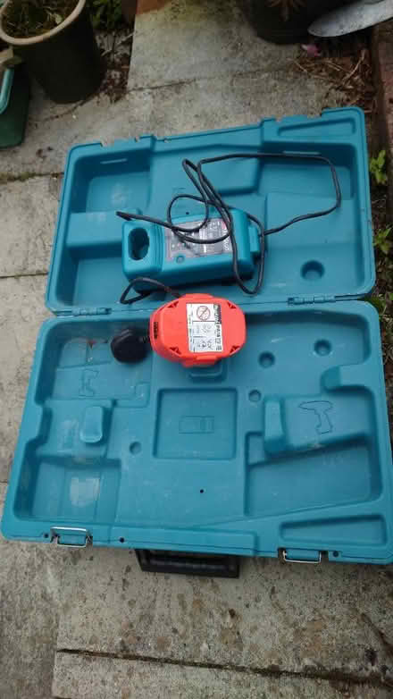 Photo of free Makita 18v charger, battery and box (Purley CR8) #1