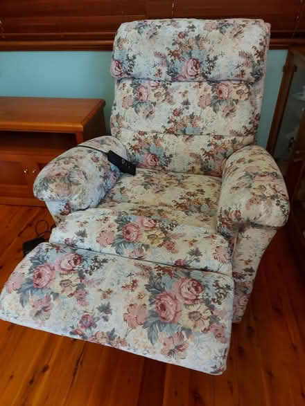 Photo of free Electric recliner lift chair (Hurstville) #3