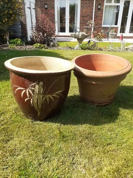 Photo of free 2 used Flower Pots (Goring-by-Sea BN12) #2