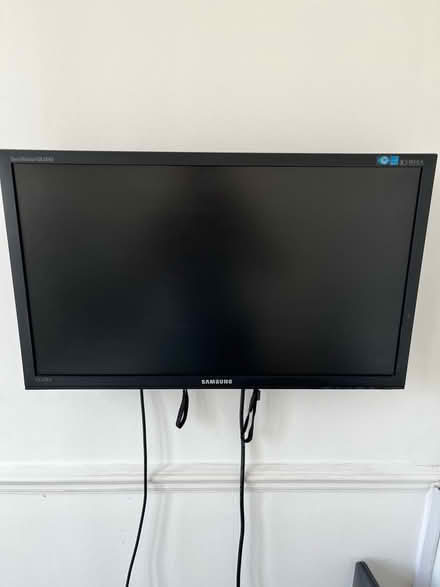 Photo of free Samsung 22inch computer screen (Brighton BN2 6) #1