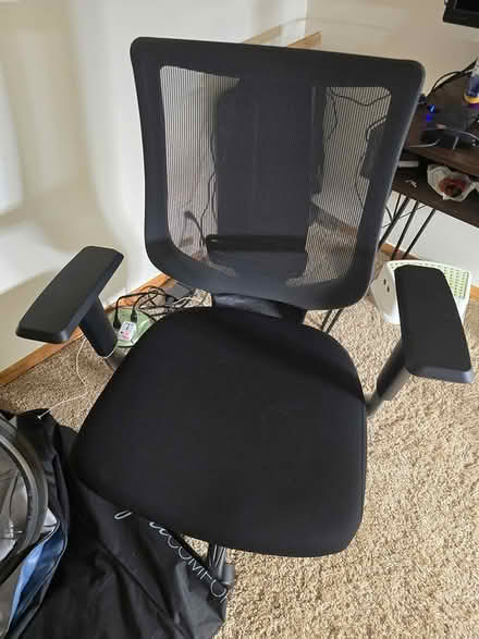 Photo of free Desk and computer chair (licton springs) #1