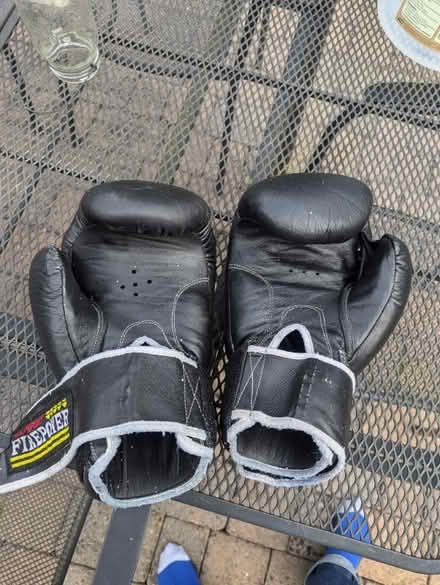 Photo of free Pair of 16oz Boxing gloves (Egham TW20) #2