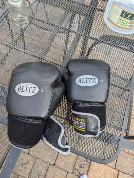 Photo of free Pair of 16oz Boxing gloves (Egham TW20) #1
