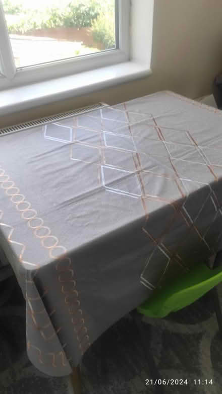 Photo of free Small dining table (SE19) #1