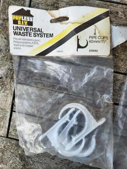 Photo of free universal waste system brackets and pipe clips (GU14) #3