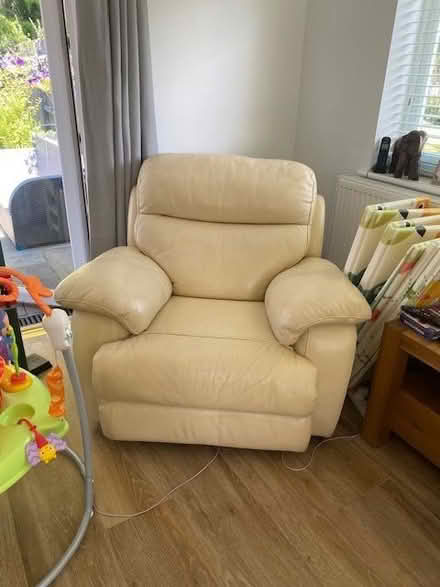 Photo of free Leather Reclining Chair (windsor-maidenhead-freegle CGA SL6) #4