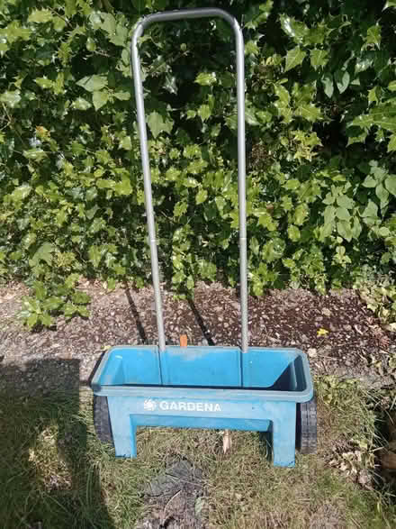 Photo of free lawn spreader (Langley SL3) #1