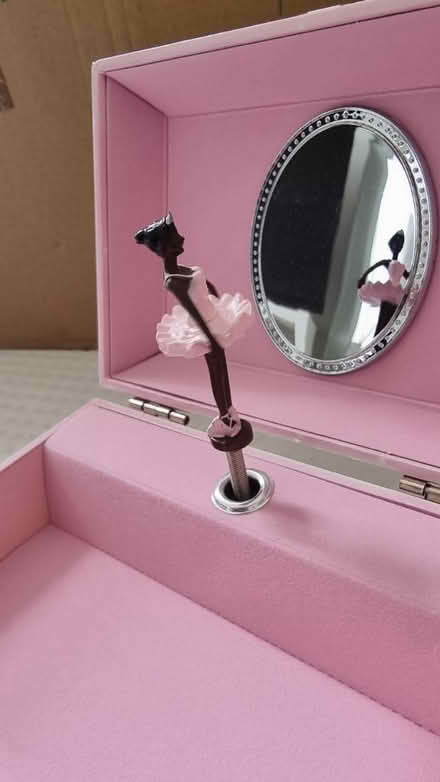 Photo of free Nia Ballerina box (SE18) #2