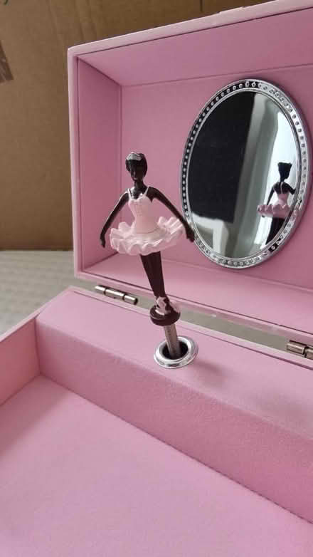 Photo of free Nia Ballerina box (SE18) #3