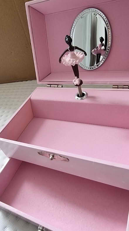 Photo of free Nia Ballerina box (SE18) #4