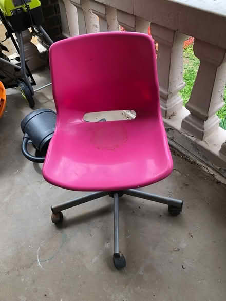 Photo of free Little pink office chair (Capitol Hill) #1