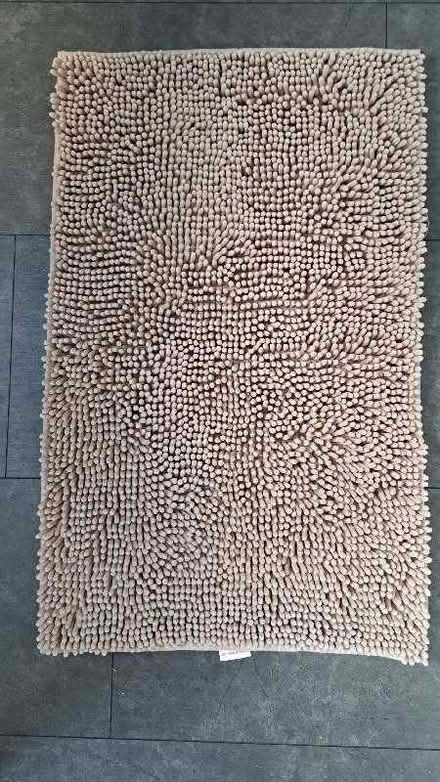 Photo of free Beige bath matt (Abbeydale GL4) #1