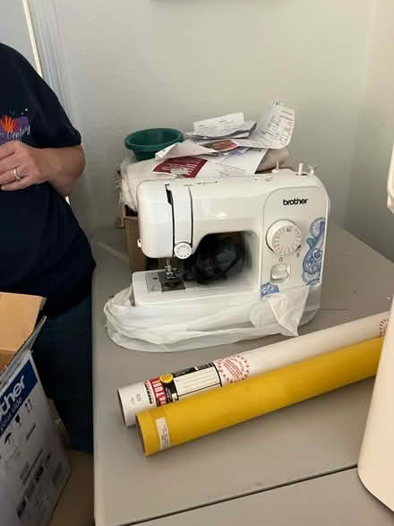 Photo of free Sewing machine (South East, near Kirkland.) #2