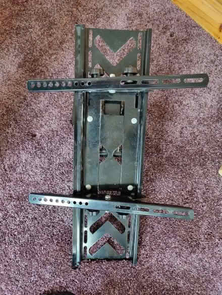 Photo of free Samsung 37inch TV and wall mount (Sydenham SE26) #3