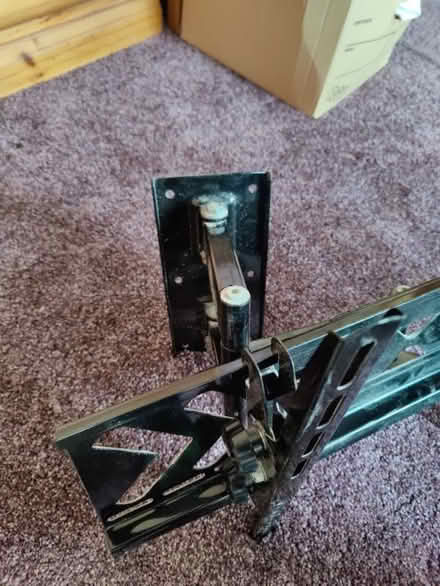 Photo of free Samsung 37inch TV and wall mount (Sydenham SE26) #4