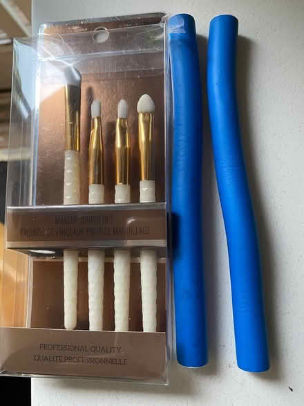 Photo of free Makeup brushes + hair curlers (Beechwood/New Edinburgh) #1
