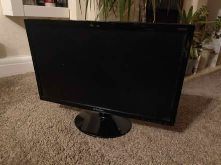 Photo of free Samsung computer monitor (Tottenham, N17) #1
