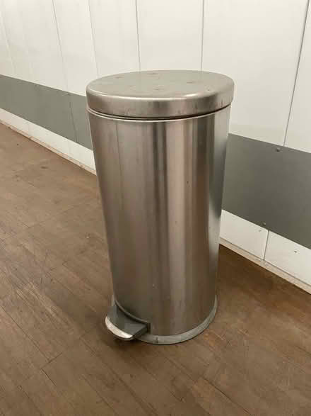 Photo of free Trash can with foot pedal (Pasadena, near Bungalow Heaven) #1