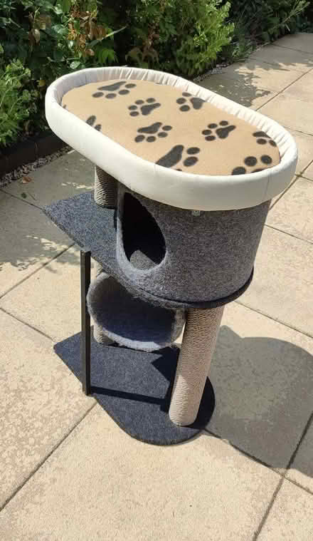 Photo of free Cat Stand (Hyde Lea ST17) #1