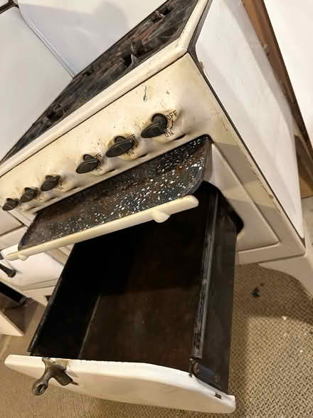 Photo of free antique porcelain enamel stove (Union Station) #3