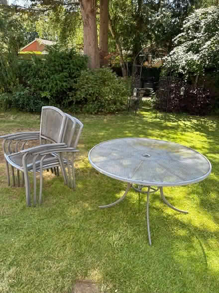 Photo of free Outdoor table and 4 chairs (LU7) #1