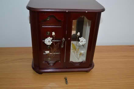 Photo of free vintage musical jewellery box (wyberton) #1