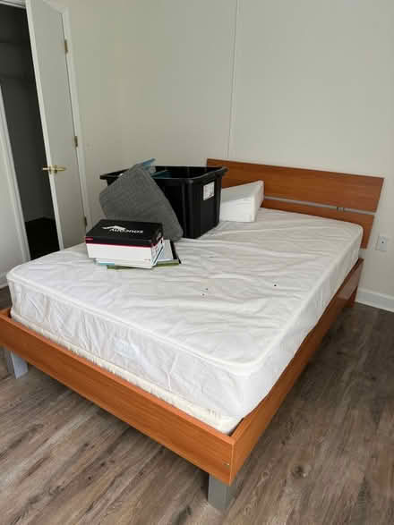 Photo of free queen size bed (near downtown naperville) #1
