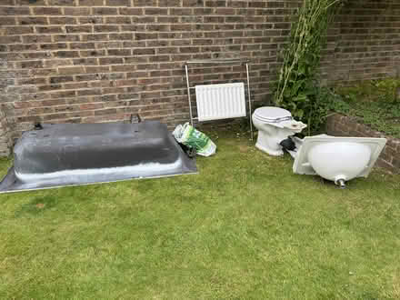 Photo of free Full bathroom suite (Central Horsham) #1