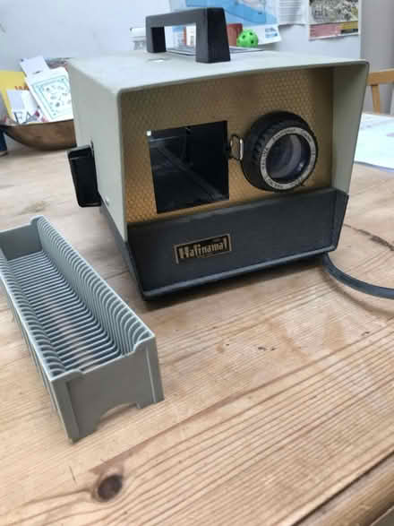 Photo of free Retro slide projector and screen (Hanover BN2) #1