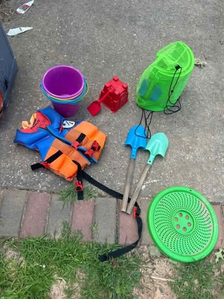 Photo of free Life jacket and Beach toys (Woodfield Rd &Airpark Rd) #1