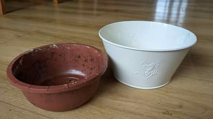 Photo of free While metal planter, with insert (Welwyn Garden City AL8) #1