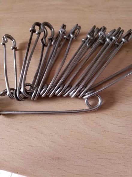 Photo of free blanket pins (TN23) #1