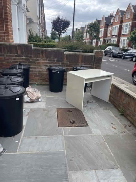 Photo of free White desk (Balham SW17) #1