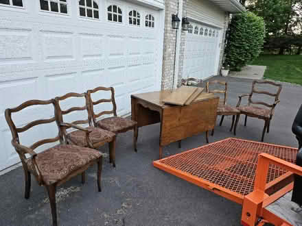 Photo of free Dining room table and chairs (eastern Eagan) #1