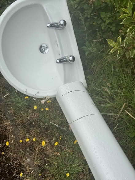 Photo of free Washbasin and pedestal with taps (Hillhead TQ5) #1