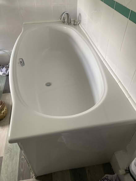 Photo of free White bath in good condition (Moor Side PR4) #1