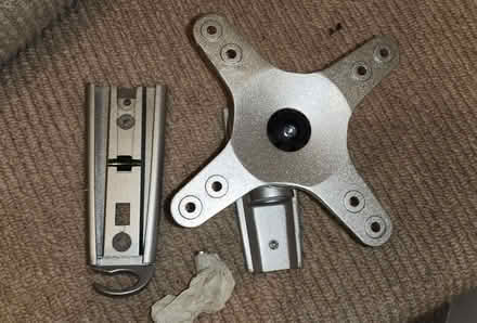 Photo of free TV wall bracket with spirit level (Raynes Park SW20) #1