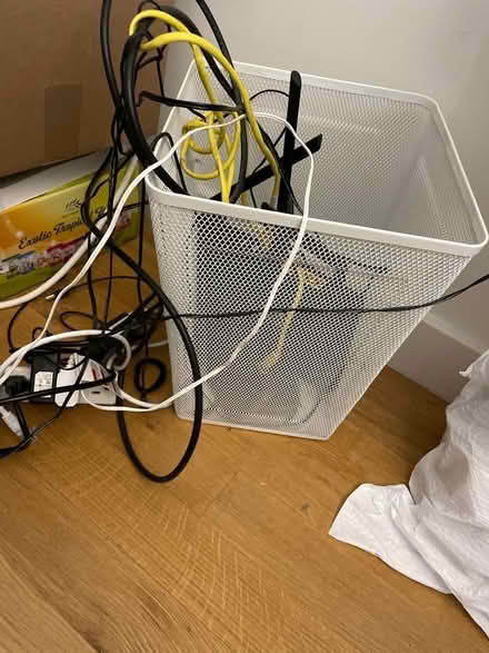 Photo of free White wire trash can (Upper east side) #1