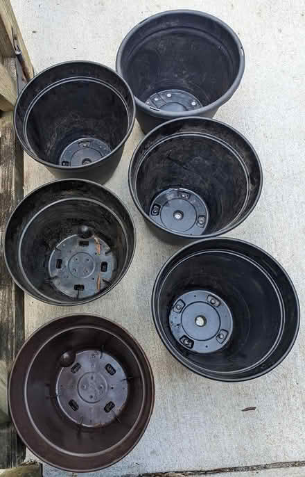 Photo of free Plastic plant pots (Near College Park Metro) #2