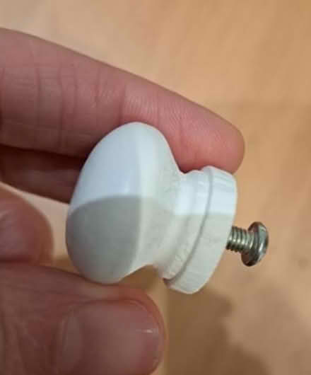 Photo of free 4 white drawer knobs (Hornsey N8) #2