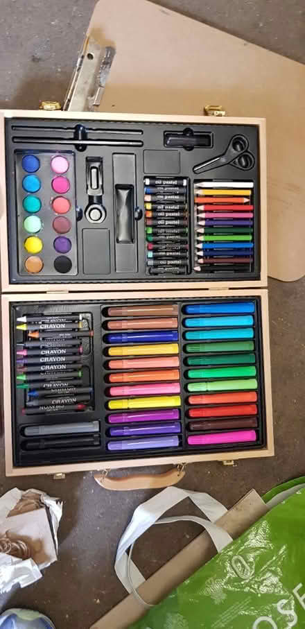 Photo of free Bundle of craft items paint etc (Farnborough GU14) #3