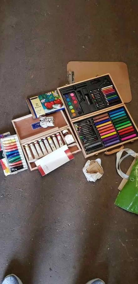 Photo of free Bundle of craft items paint etc (Farnborough GU14) #2
