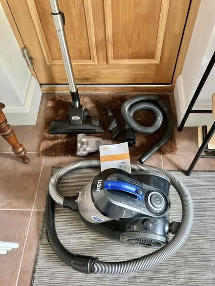 Photo of free Vax bagless vacuum cleaner (Hornsey N8) #1