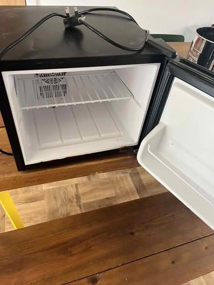 Photo of free countertop mini fridge (working) (Wisewood S6) #2