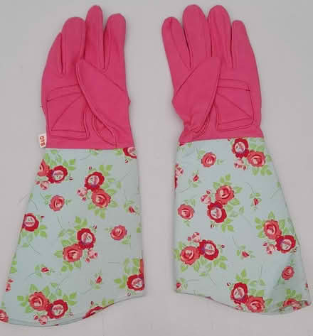 Photo of free Pretty pair of oven gloves - for small hands - 10cms palm (Bernards Heath AL1) #1