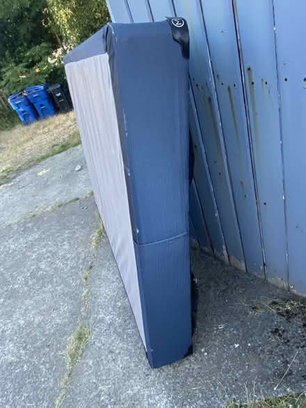 Photo of free Queen Bed (Wallingford-U) (Wallingford-University) #3